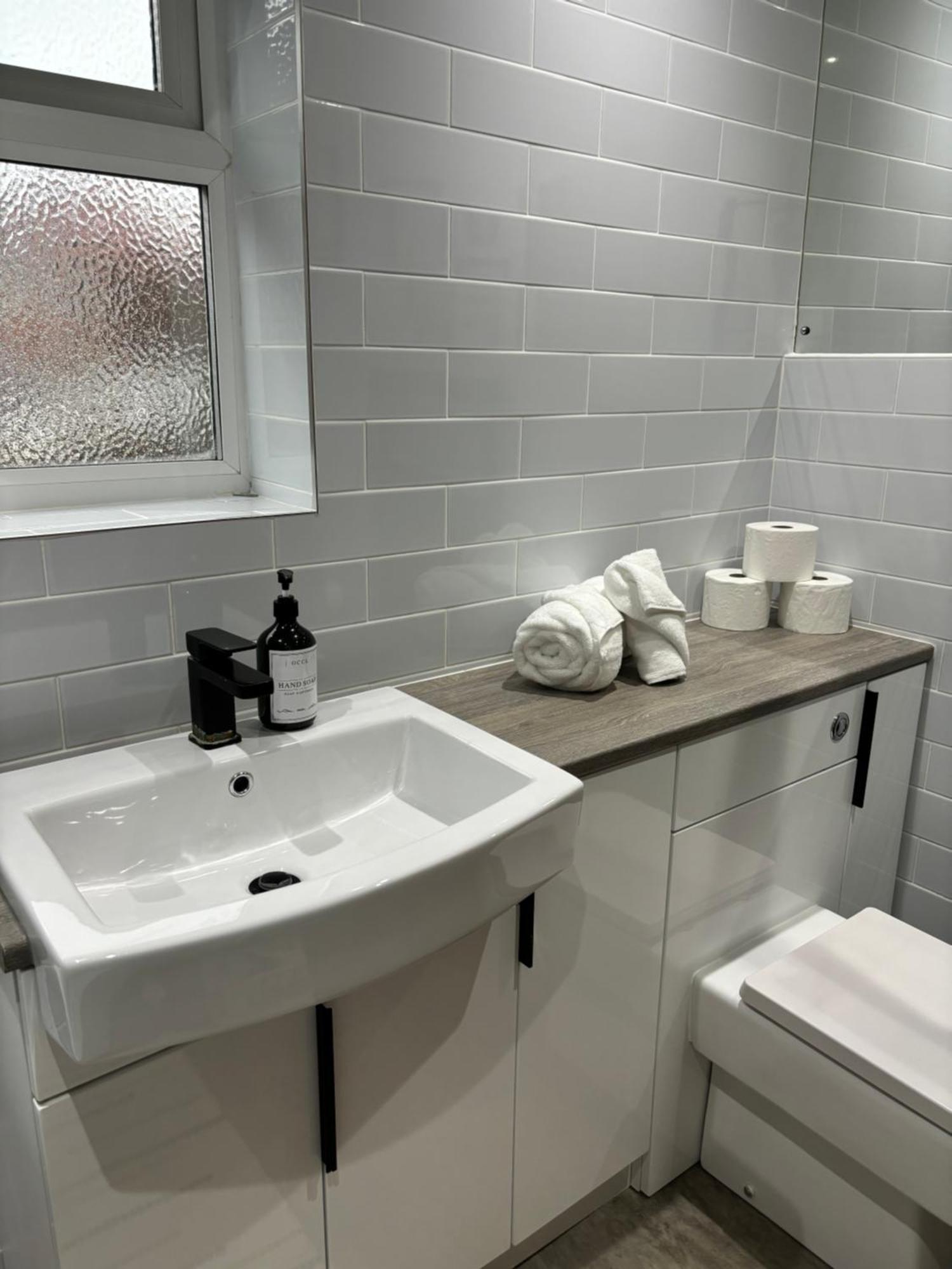 Cozy 3 Bed Home In Halifax With Secure Parking - Long & Short Stays Welcome! Dış mekan fotoğraf