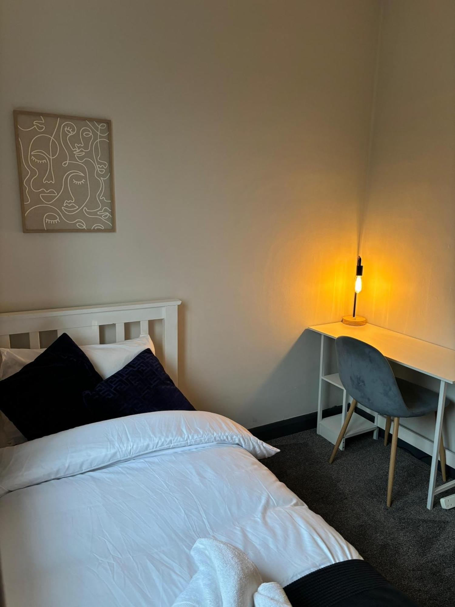 Cozy 3 Bed Home In Halifax With Secure Parking - Long & Short Stays Welcome! Dış mekan fotoğraf