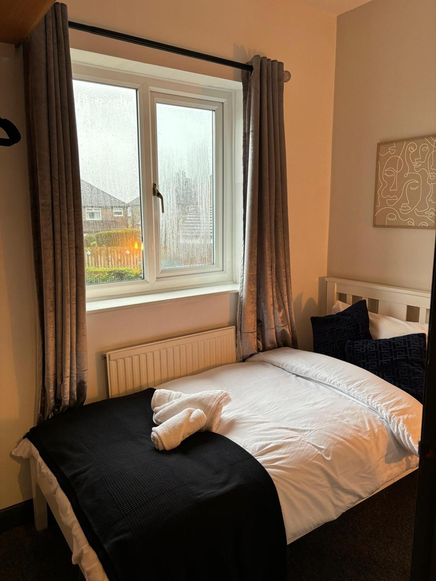 Cozy 3 Bed Home In Halifax With Secure Parking - Long & Short Stays Welcome! Dış mekan fotoğraf