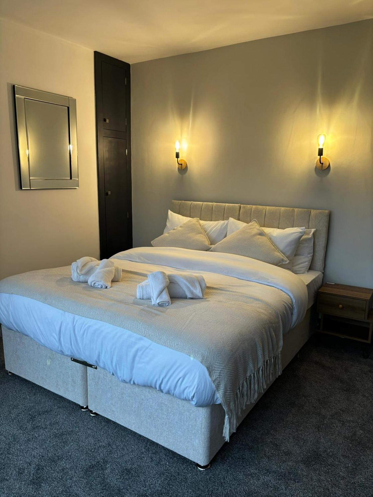 Cozy 3 Bed Home In Halifax With Secure Parking - Long & Short Stays Welcome! Dış mekan fotoğraf