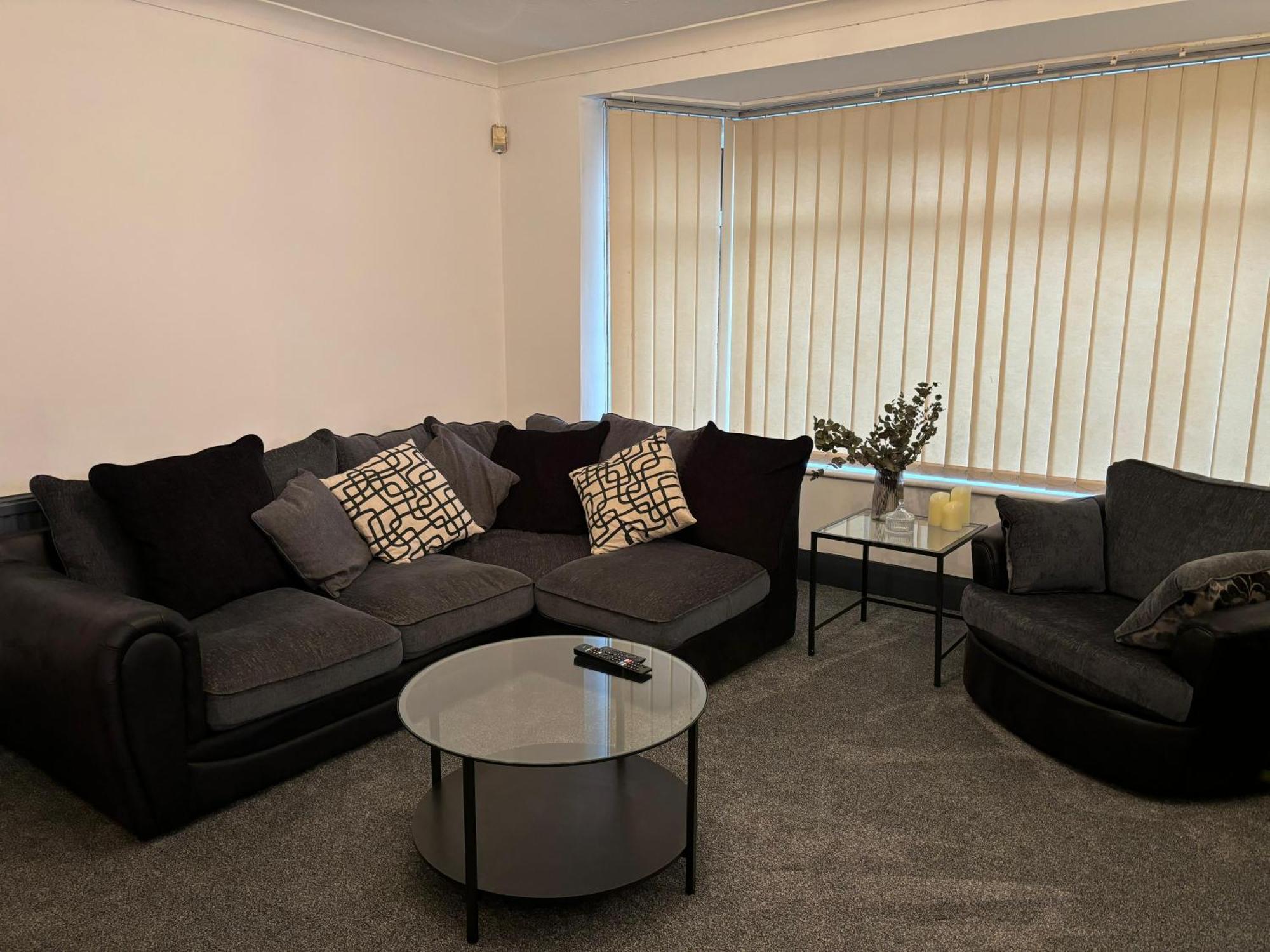 Cozy 3 Bed Home In Halifax With Secure Parking - Long & Short Stays Welcome! Dış mekan fotoğraf