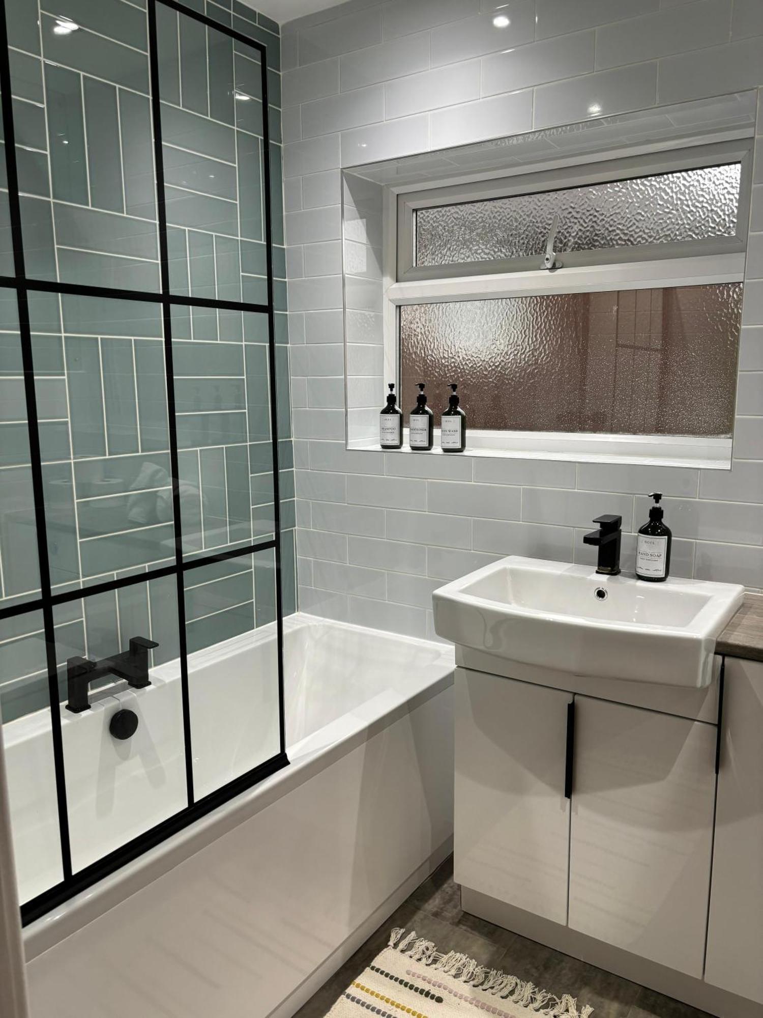 Cozy 3 Bed Home In Halifax With Secure Parking - Long & Short Stays Welcome! Dış mekan fotoğraf